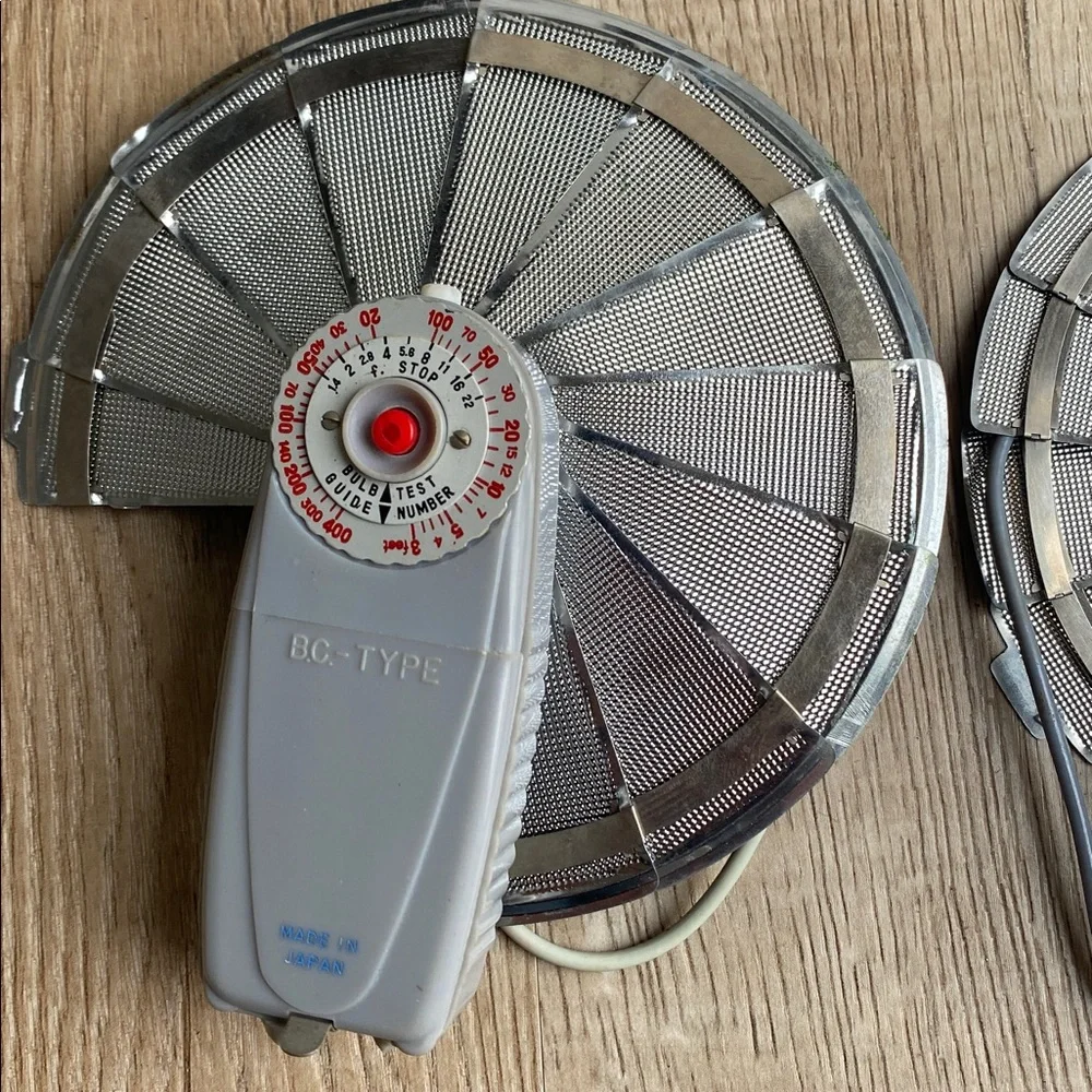 Telesar and Unlabeled Fan Collapsible Flash Attachment and 1 Case UNTESTED